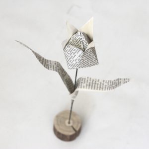 Origami-Tulpe mit Stiel aus Draht auf einer Astscheibe