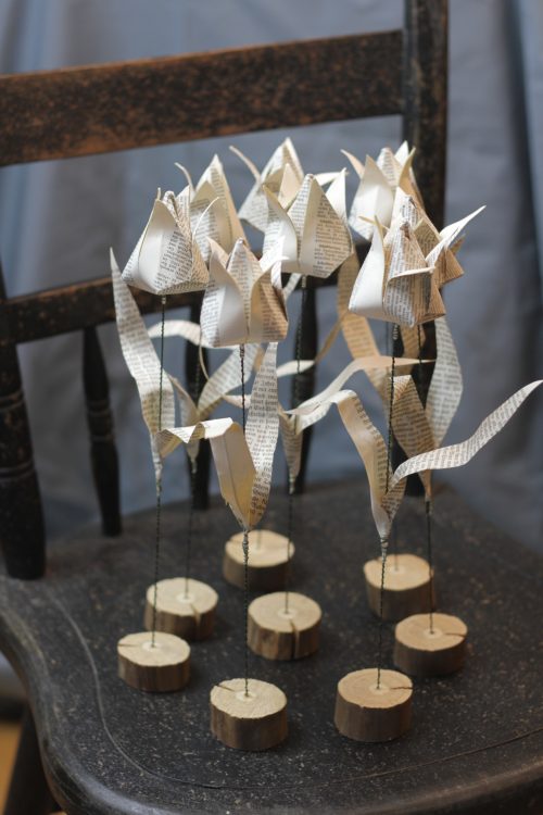 Papier-Blume: Origami-Tulpe mit Stiel aus Draht auf einer Astscheibe